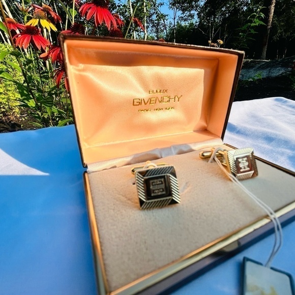 GIVENCHY Gold Colored Cuff Links - Picture 7 of 9